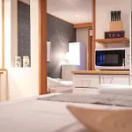Cozy 1 Bedroom And Free Parking By The Railway Station Apartment *