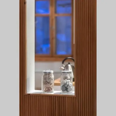 Cozy 1 Bedroom And Free Parking By The Railway Station *